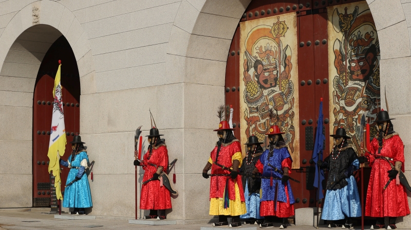 Untuk menyambut hari raya Seollal, empat istana utama Dinasti Joseon, Kuil Jongmyo, makam kerajaan Dinasti Joseon, dan makam Maharaja Sejong akan dibuka gratis pada tanggal 9-12 Januari. Foto di atas menunjukkan reka ulang para penjaga Pintu Gwanghwamun di Istana Gyeongbokgung. (Korea.net DB) 