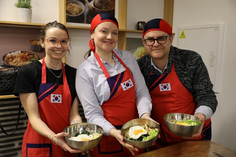 Foto di atas menunjukkan para peserta kelas memasak makanan Korea yang digelar di KCC Rusia pada bulan Desember 2023. (KCC Rusia) 