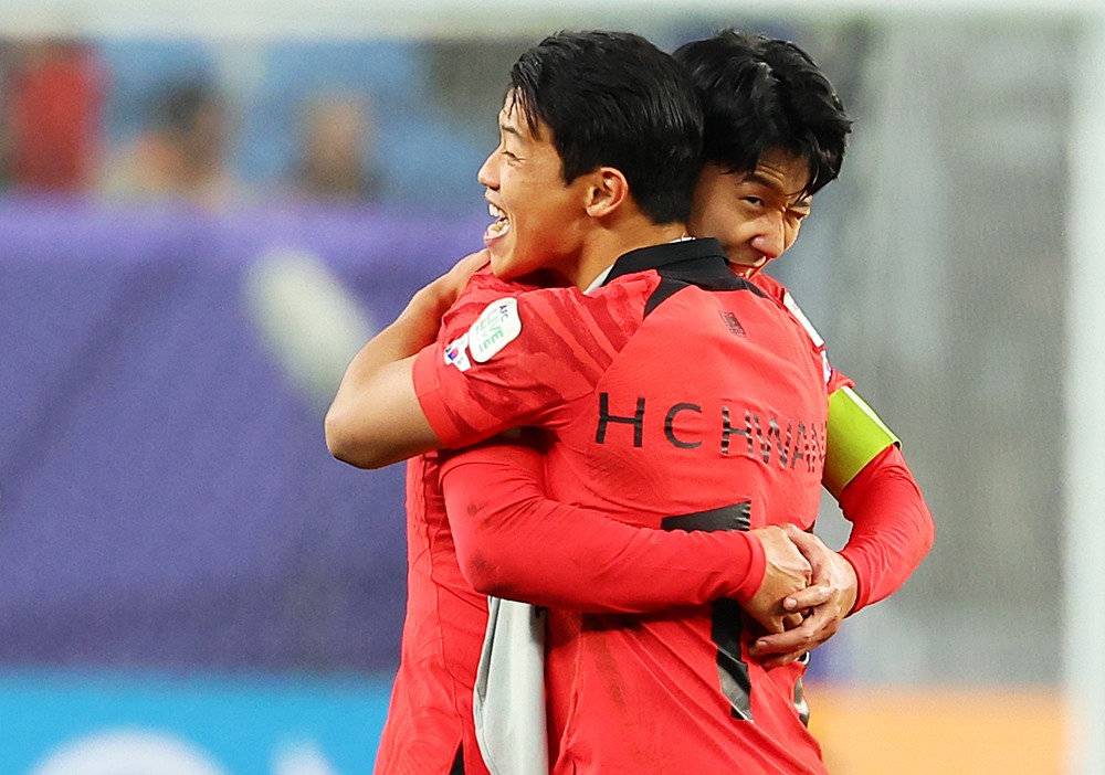 Son Heung-min dan Hwang Hee-chan berpelukan setelah Korea berhasil mengungguli Australia pada babak 8 besar Piala Asia yang digelar pada tanggal 2 Februari (waktu setempat) di Stadion Al Janoub, Al Wakrah, Qatar. (Yonhap News) 