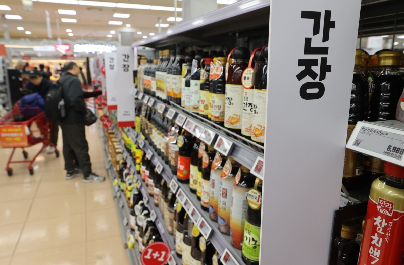 Ekspor saus Korea pada tahun 2023 mencapai 384 juta dolar sehingga mencapai titik tertinggi dalam sejarah. Foto di atas menunjukkan tempat penjualan produk saus di sebuah supermarket besar di Seoul. (Yonhap News)