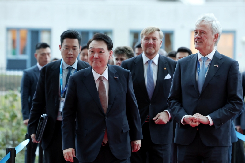 Presiden Yoon Suk Yeol (kedua dari kiri) mengunjungi induk perusahaan ASML di Veldhoven, Belanda bersama dengan Raja Belanda, Willem-Alexander (ketiga dari kiri) serta CEO ASML, Peter Wennink (kanan). Presiden Yoon melakukan kunjungan kenegaraan ke Belanda pada bulan Desember 2023. (Kim Yong Wii, Kantor Kepresidenan Republik Korea)