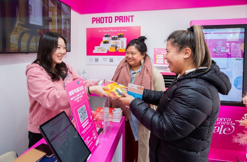 Korea Grand Sale 2024 digelar dari 11 Januari hingga 29 Februari tahun ini. Korea Grand Sale menarik 120 ribu wisatawan asing yang merupakan jumlah terbesar dalam sejarah. Foto tersebut menunjukkan wisatawan asing yang menerima hadiah acara di Welcome Center. (Kementerian Kebudayaan, Olahraga, dan Pariwisata)