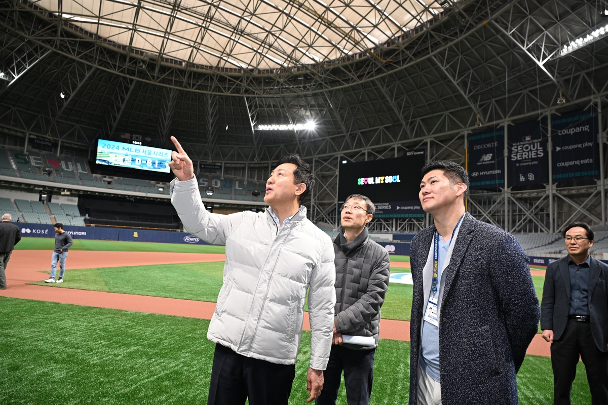 Wali Kota Seoul, Oh Se-hoon (kiri) terlihat menginspeksi persiapan penyelenggaraan 2024 MLB World Tour: Seoul Series pada tanggal 12 Maret di Gocheok Sky Dome, Guro-gu, Seoul.