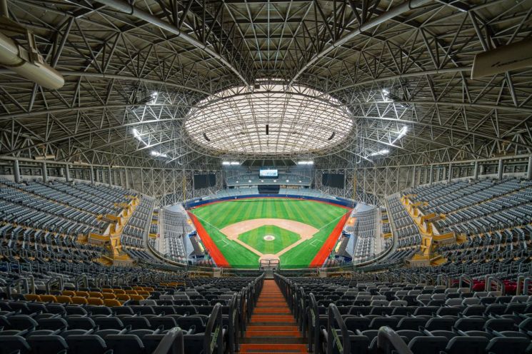 Bagian dalam Gocheok Sky Dome yang seluruh fasilitasnya sudah diperbaiki. 