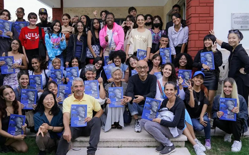 Film The Book of Fish karya Sutradara Lee Jun-ik diundang ke Festival Film Internasional Havana yang digelar pada tanggal 8-17 Desember 2023. Foto di atas menampilkan Martha Lim Kim (tengah) dan Lee di tengah para penonton film tersebut di festival. (Wartawan Kehormatan Dayviana Diaz) 