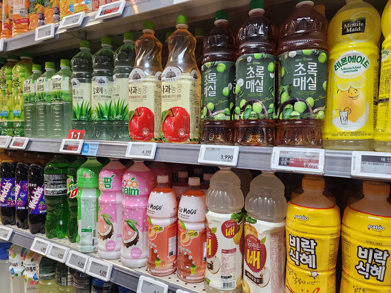 Pada tahun lalu, ekspor minuman mencapai rekor tertinggi. Foto di atas adalah produk minuman yang dipajang di Homeplus Express cabang Gwanghwamun yang terletak di Jongno-gu, Seoul.