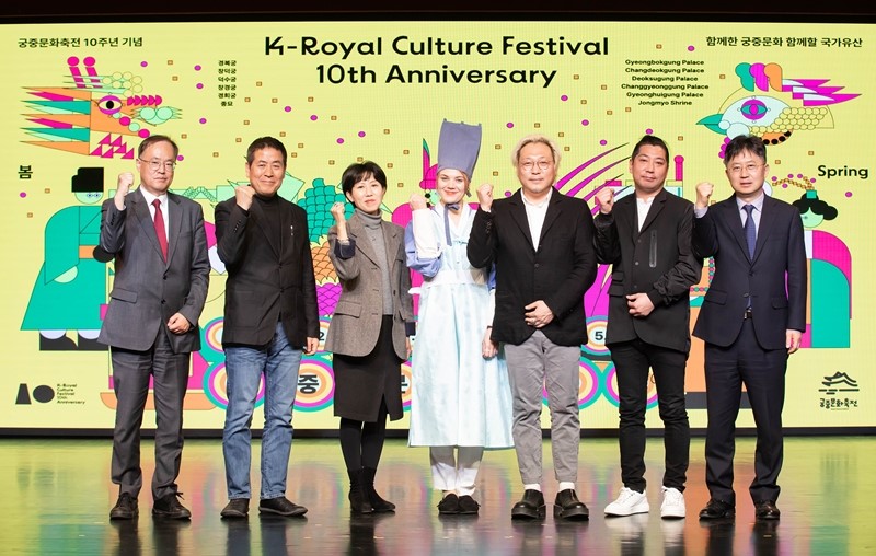 Para pihak penyelenggara terlihat sedang mengambil foto peringatan selama konferensi pers Festival Budaya Kerajaan Musim Semi 2024 yang digelar pada sore hari tanggal 4 April di Korea House, Jung-gu, Seoul. 