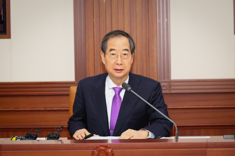 Perdana Menteri Han Duck-soo terlihat sedang berpidato pada pertemuan tingkat menteri tentang urusan kenegaraan terkini yang digelar pada tanggal 5 April di Kompleks Pemerintahan Seoul, Jongno-gu, Seoul. (Kantor Perdana Menteri Korea)