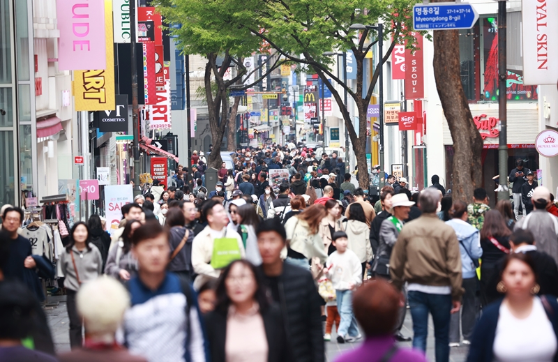 Penduduk asing diperkirakan akan mencapai 7% dari populasi penduduk Korea pada 20 tahun ke depan. Foto di atas menunjukkan warga yang memenuhi jalan Myeong Dong di Seoul pada tanggal 10 April. (Yonhap News)