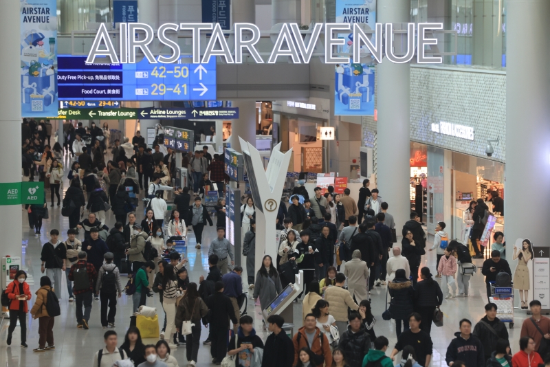 Korea Duty-Free FESTA 2024 digelar mulai tanggal 26 April hingga 7 Juni mendatang di 14 toko bebas bea yang ada di Korea. Foto di atas menunjukkan suasana zona toko bebas bea yang berada di Terminal 1 Bandara Internasional Incheon. (Yonhap News) 