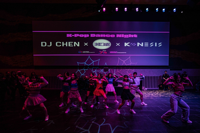 Para peserta program K-pop Dance Night di Korean Cultural Center New York terlihat sedang memberikan pertunjukan pada bulan Mei 2023 di Lincoln Center, New York, Amerika Serikat. (KCC New York) 