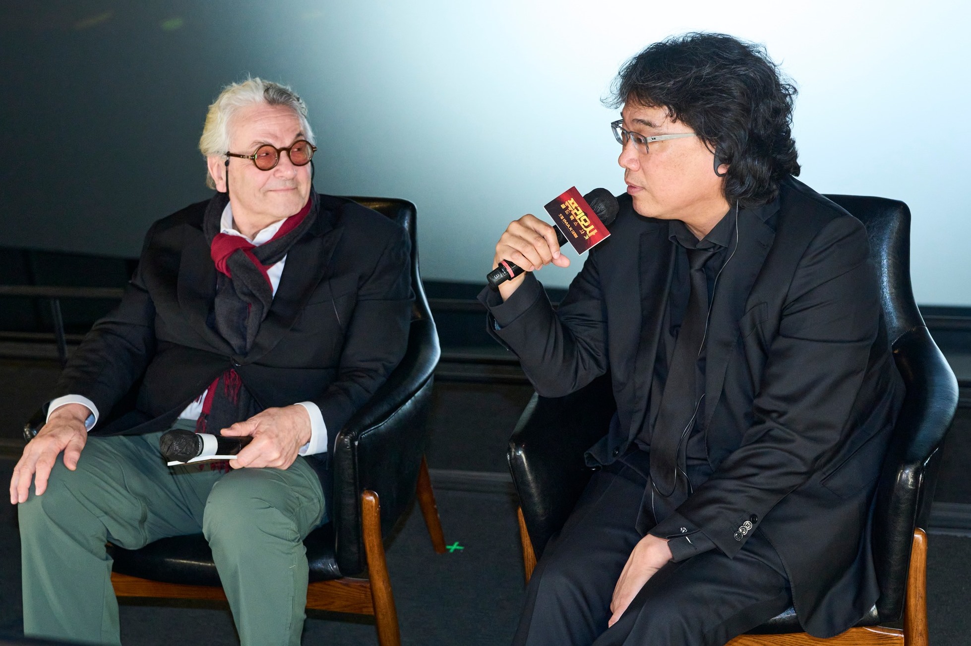 Sutradara George Miller (kiri) dan Sutradara Bong Joon-ho terlihat sedang berdialog mengenai film pada sesi dialog dengan penonton Furiosa: A Mad Max Saga tanggal 14 April lalu di CGV Yongsan Ipark Mall, Yongsan-gu, Seoul, 