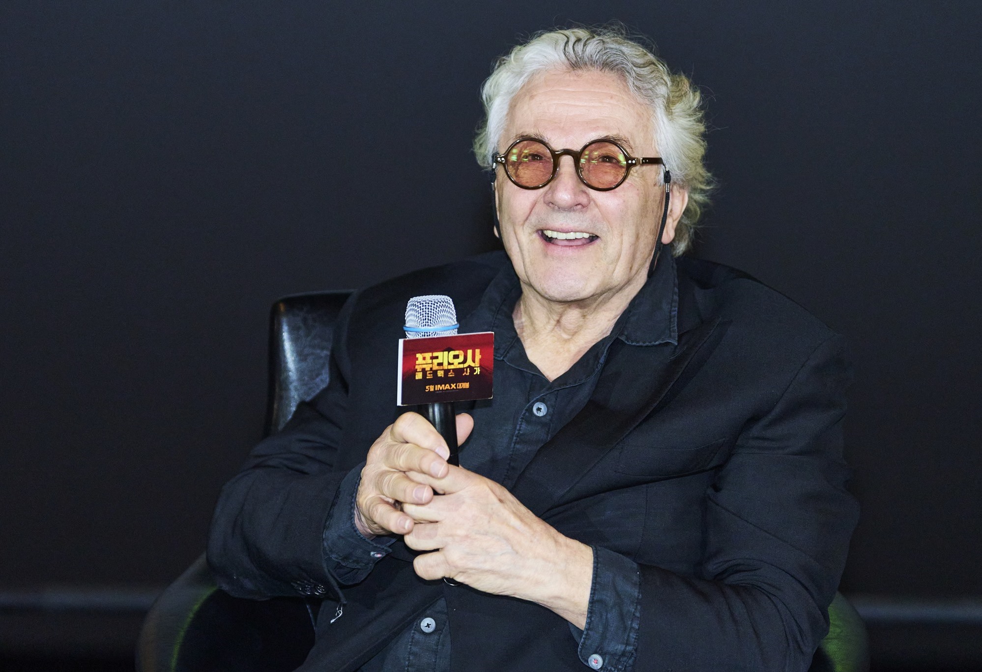 Sutradara George Miller terlihat sedang mendengarkan pertanyaan para wartawan pada konferensi pers film Furiosa: A Mad Max Saga yang digelar pada tanggal 15 April di CGV Yongsan Ipark Mall, Yongsan-gu, Seoul, 
