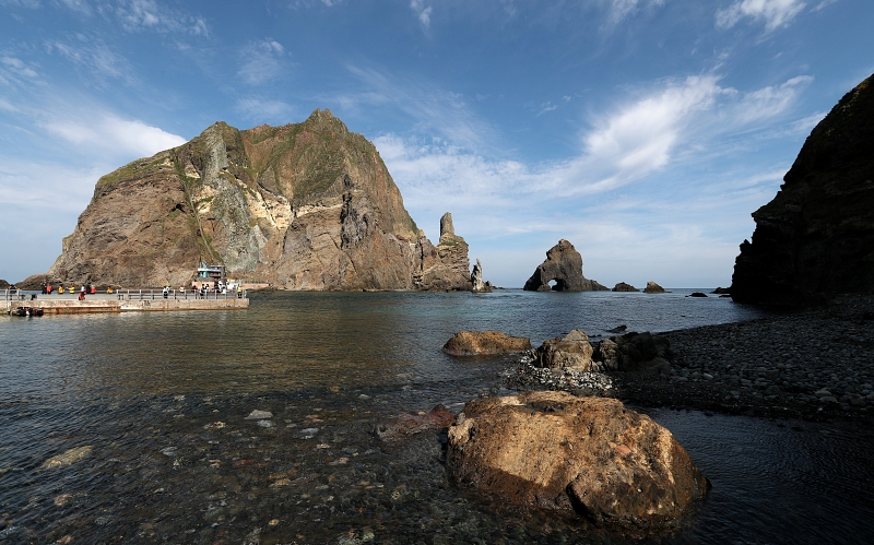 Kementerian Luar Negeri Korea memprotes keras klaim Jepang pada Buku Biru Diplomatik yang menyebutkan bahwa Pulau Dokdo adalah bagian dari wilayah Jepang. Foto di atas menunjukkan panorama Pulau Dokdo. (Koreanet DB) 