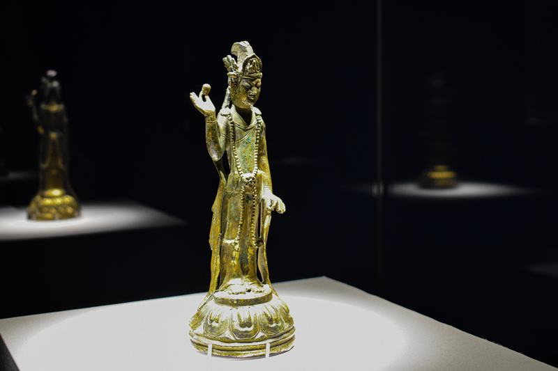 Asisten Kurator Museum Nasional Buyeo Sin Mincheol mengatakan bahwa nama lain dari patung Bodhisatwa Awalokiteswara berdiri berbahan perunggu dan emas dari Gyuam-ri di Buyeo tersebut adalah 'Miss Baekje'. Nama ini diperoleh karena patung ini seakan tersenyum layaknya para kontestan kontes kecantikan Miss Korea. (Choi Jin-woo) 