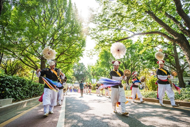 Festival Budaya Kerajaan Musim Semi 2024 akan digelar mulai tanggal 27 April hingga 5 Mei di Istana Gyeongbokgung, Istana Changdeokgung, Istana Deoksugung, Istana Changgyeonggung, Istana Gyeonghuigung, dan Kuil Jongmyo. Foto di atas menunjukkan pertunjukan musik jalanan yang menjadi bagian dari gelaran festival. 