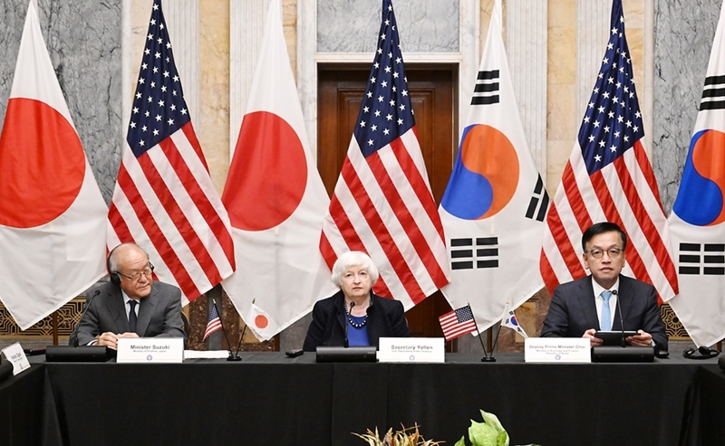 Wakil Perdana Menteri sekaligus Menteri Keuangan Choi Sang Mok (kanan) memberikan pernyataan bersama pada rapat trilateral perdana antara menteri keuangan Korea, Amerika Serikat, dan Jepang yang digelar pada tanggal 17 April (waktu setempat) di Washington D.C, Amerika Serikat. (Kementerian Ekonomi dan Keuangan) 