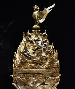 Terdapat berbagai hewan imajiner yang muncul di pembakar dupa besar berbahan perunggu dan emas dari Baekje ini. Hewan yang terletak di puncak pembakar dupa ini adalah burung phoenix yang juga merupakan burung imajiner. (Choi Jin-woo) 