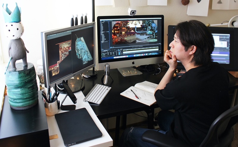 Sosok Erick Oh yang sedang membuat Opera di studionya. 