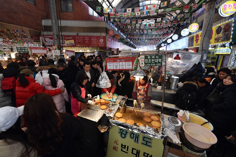 Kementerian Kebudayaan, Olahraga, dan Pariwisata bersama Organisasi Pariwisata Korea mengungkapkan pada tanggal 28 April bahwa inspeksi untuk mempersiapkan permintaan pariwisata telah dilaksanakan pada tanggal 29 April di lokasi-lokasi pariwisata utama di Seoul. Foto di atas menampilkan suasana Pasar Gwangjang di Jongno-gu, Kota Seoul. (Yonhap News)