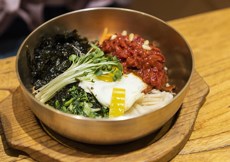 Bibimbap adalah makanan Korea yang paling populer di antara wisatawan asing sebagai makanan yang mudah untuk dimakan. Foto di atas menunjukkan foto bibimbap. (iClickArt) *Reproduksi dan pendistribusian ulang foto di atas secara tidak sah, dilarang berdasarkan Undang-undang Hak Cipta. 