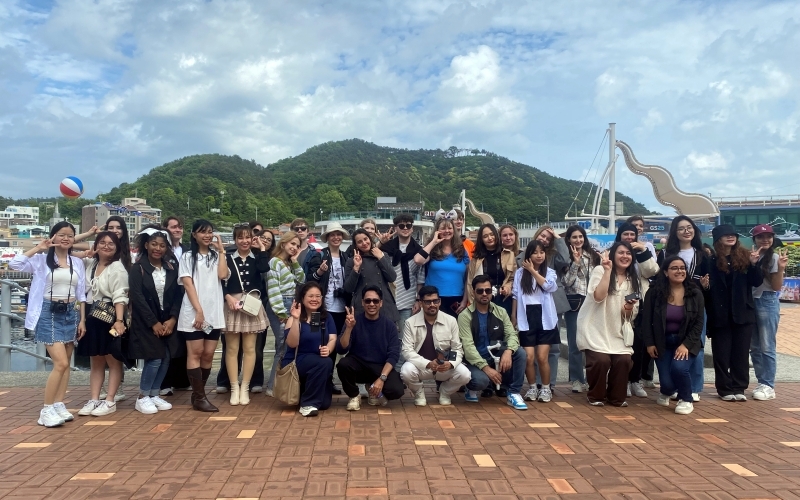 Beberapa orang Wartawan Kehormatan Korea.net dan K-influencer berfoto bersama pada lokasi penyelenggaraan Festival Ikan Teri dan Boga Bahari Pelabuhan Mijo Pulau Harta ke-18 yang digelar pada tanggal 11 Mei di Pelabuhan Mijo, Namhae-gun, Provinsi Gyeongsangnam. (Jeon Misun) 