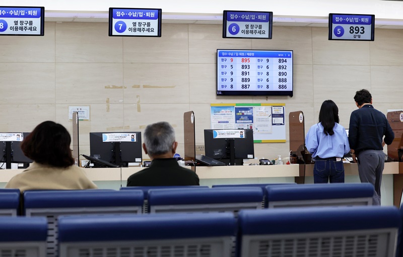 Terhitung mulai tanggal 20 Mei 2024, setiap orang harus membawa dan menunjukkan kartu identitas saat mengunjungi rumah sakit dan apotek agar dapat menggunakan asuransi kesehatan. Foto di atas menunjukkan para pasien yang sedang berada di loket rumah sakit. (Yonhap News)