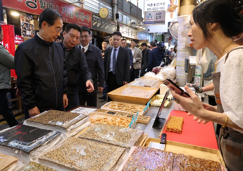 Pada tanggal 20 Mei 2024 Perdana Menteri Han Duck-soo mengunjungi toko-toko di Pasar Tongin yang ada di dalam Seoul sebagai bagian dari promosi K-Shopping Festa yang diselenggarakan untuk mendorong konsumsi domestik Korea. Acara ini akan diselenggarakan hingga tanggal 28 Mei mendatang melalui kerja sama dengan pemerintah daerah, perusahaan distributor besar, usaha kecil dan menengah, serta pasar tradisional. (Yonhap News) 