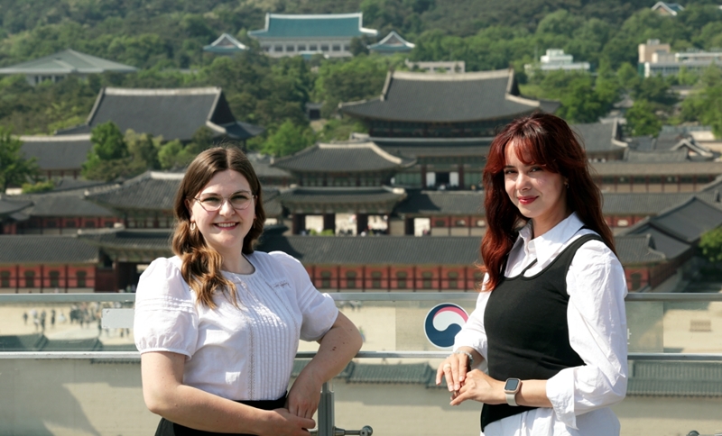 Anne Shopie Schroeder (kiri) dan Sarah Shalaby berfoto pada tanggal 10 Mei dengan latar belakang Istana Gyeongbokgung, Jongno-gu, Seoul. Keduaya menjadi relawan dalam Festival Budaya Kerajaan tahun 2024. (Jeon Han)