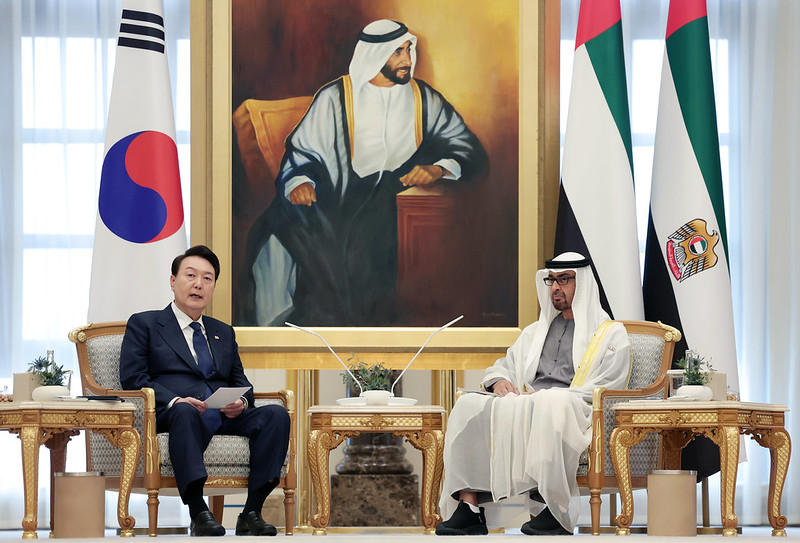 Presiden UAE, Mohamed bin Zayed Al Nahyan akan mengunjungi Korea pada tanggal 28-29 Mei mendatang melalui undangan resmi dari Presiden Yoon Suk Yeol. Foto di atas menunjukkan Presiden Yoon (kiri) yang bertemu dengan Presiden Mohamed saat Presiden Yoon mengunjungi UAE pada tanggal 15 Januari 2023. (Kim Yong Wii, Kantor Kepresidenan Republik Korea) 