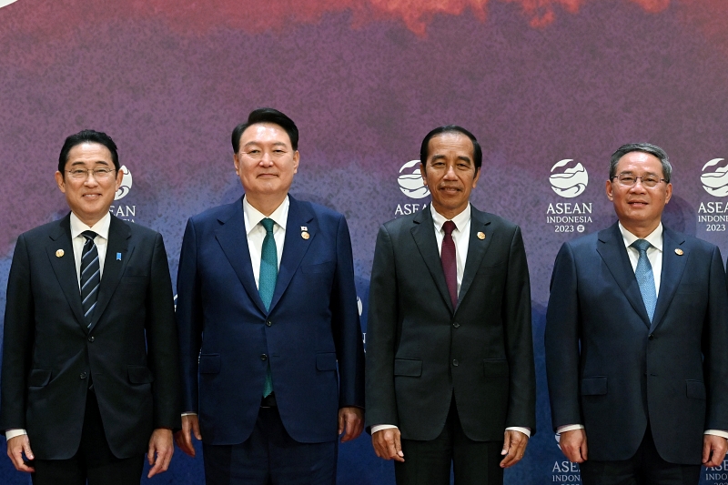 Presiden Yoon Suk Yeol (kedua dari kiri) berfoto bersama Perdana Menteri Jepang, Fumio Kishida (kiri); Perdana Menteri Tiongkok, Li Qiang (kanan); dan Presiden Indonesia, Joko Widodo pada KTT ASEAN Plus Three yang digelar pada bulan September 2024 di Jakarta, Indonesia. (Kang Min Seok, Kantor Kepresidenan Republik Korea)  