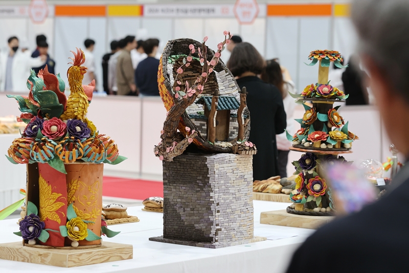  Sebuah karya kue dipamerkan dalam Pameran Makanan dan Pariwisata Korea ke-25 yang digelar pada tanggal 24 Mei di aT Center, Seocho-gu, Seoul. (Yonhap News)