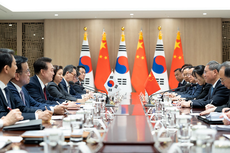 Preasiden Yoon Suk Yeol (ketiga dari kiri) terlihat sedang berdialog dengan Perdana Menteri Tiongkok, Li Qiang (kedua dari kanan) pada tanggal 26 Mei 2024 di Kantor Kepresidenan Republik Korea, Yongsan, Seoul. (Yang Seung Hak, Kantor Kepresidenan Republik Korea)  