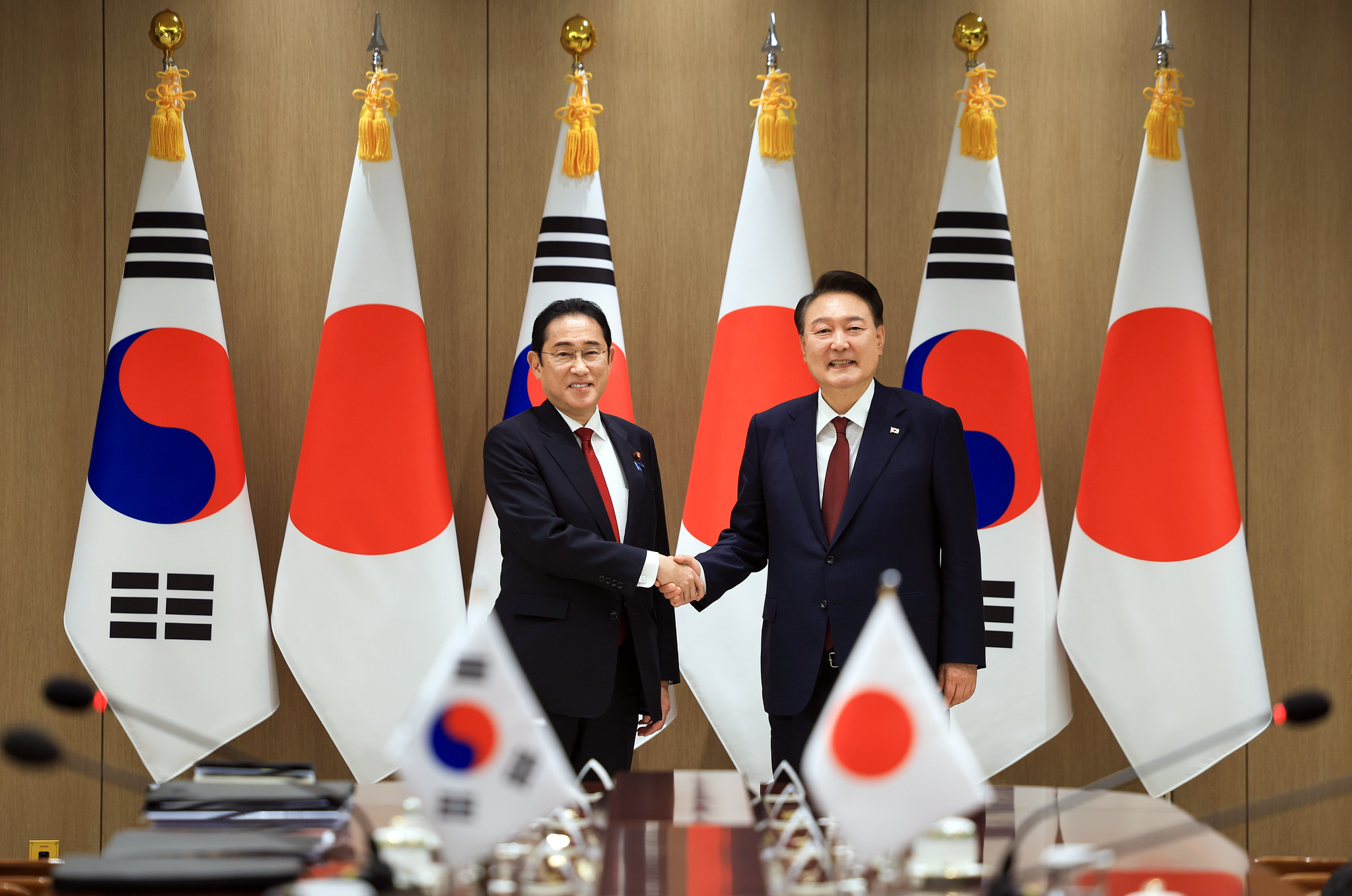 Presiden Yoon Suk Yeol (kanan) terlihat sedang berjabat tangan dengan Perdana Menteri Jepang, Fumio Kishida pada tanggal 26 Mei di Kantor Kepresidenan Republik Korea, Yongsan, Seoul. (Shin Yugyeong, Kantor Kepresidenan Republik Korea)  