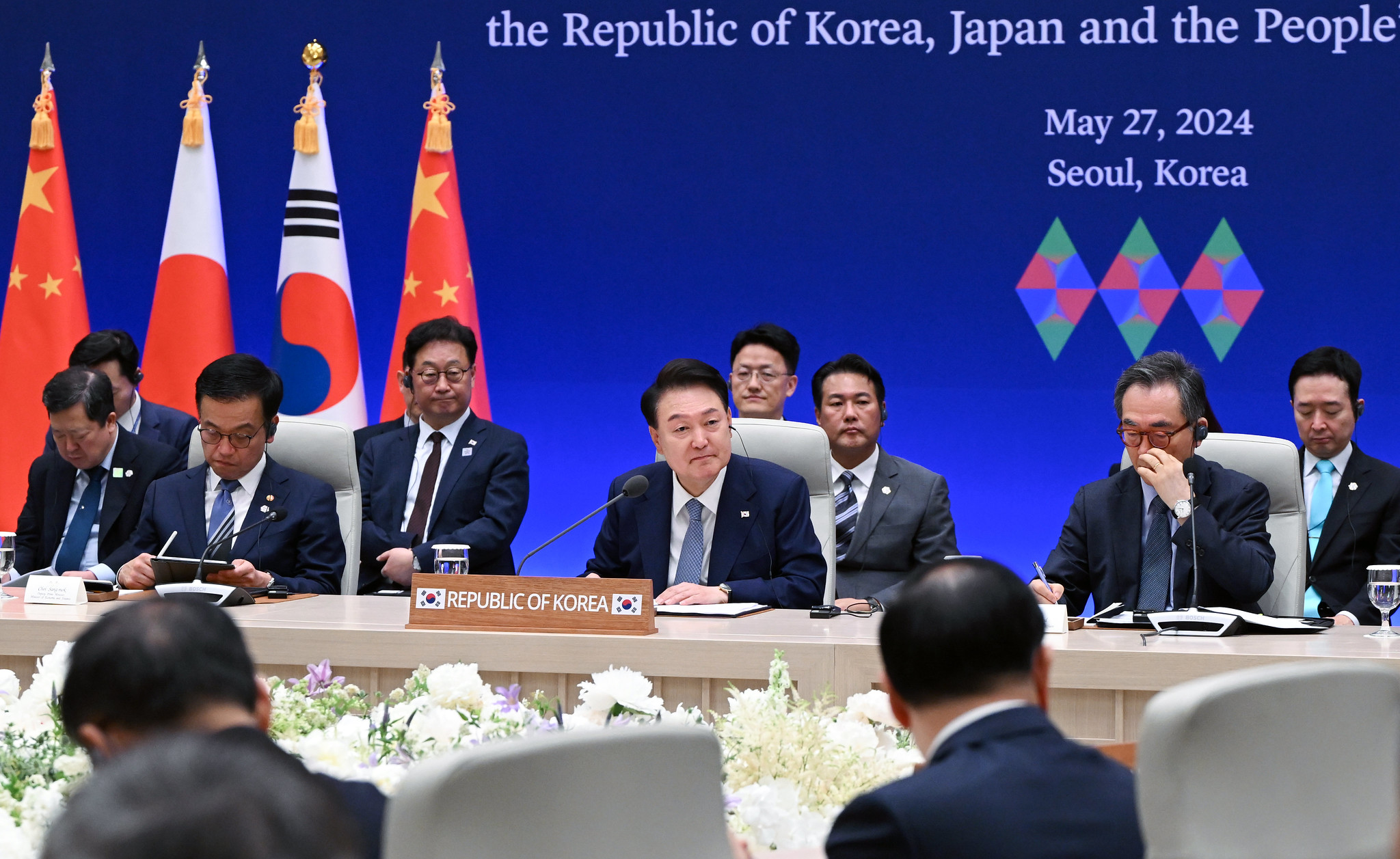 Presiden Yoon Suk Yeol terlihat sedang mendengar pernyataan dalam KTT Trilateral Korea, Jepang, dan Tiongkok kesembilan yang digelar pada tanggal 27 Mei 2024 di Yeongbingwan, Cheong Wa Dae. (Kang Min Seok, Kantor Kepresidenan Republik Korea)