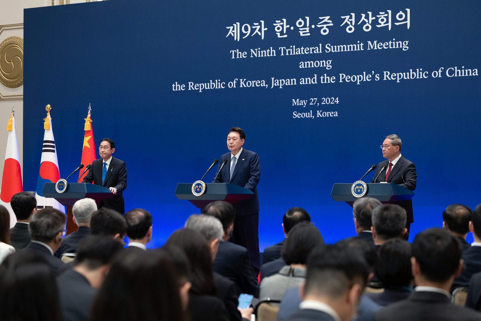 Presiden Yoon Suk Yeol telihat sedang memberikan pernyataan pada konferensi pers bersama KTT Trilateral Korea, Jepang, dan Tiongkok kesembilan yang digelar pada tanggal 27 Mei 2024 di Yeongbingwan, Cheong Wa Dae. Di sebelah kiri adalah Perdana Menteri Jepang Fumio Kishida dan di sebelah kanan adalah Perdana Menteri Tiongkok, Li Qiang. (Yang Seung Hak, Kantor Kepresidenan Republik Korea)