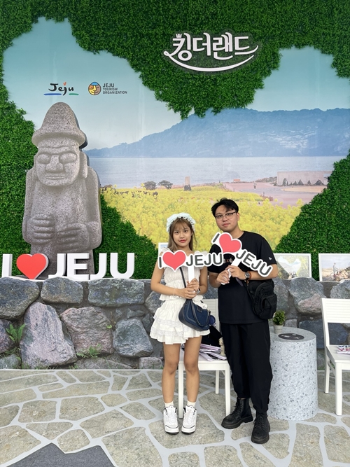 Foto di atas menunjukkan dua orang pengunjung yang berfoto di zona foto K-Tourism Roadshow yang bertema drama King the Land. (Pemerintah Provinsi Jeju)  