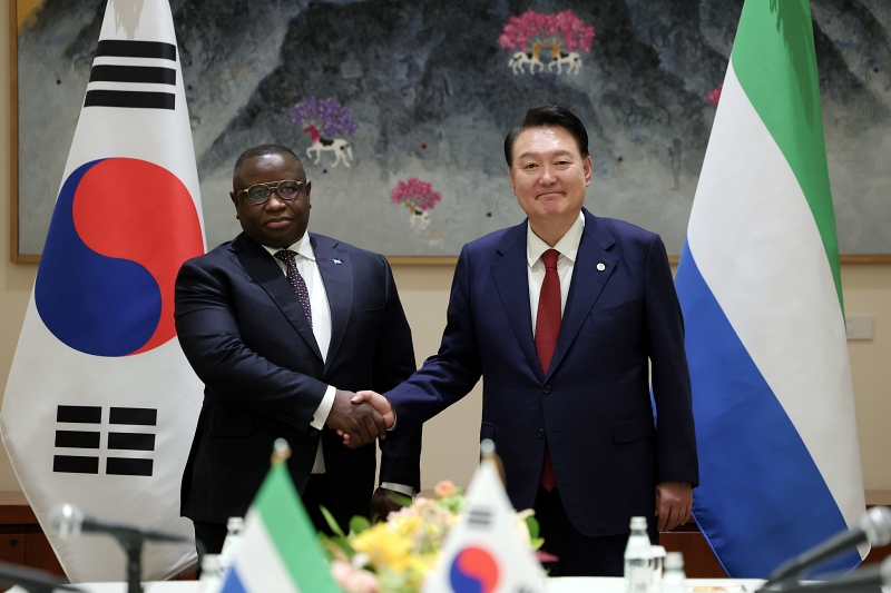 Presiden Yoon Suk Yeol berfoto bersama dengan Presiden Sierra Leone, Julius Maada Bio pada KTT Korea-Sierra Leone yang digelar bulan September 2023 di New York. (Kim Yong Wii, Kantor Kepresidenan Republik Korea) 