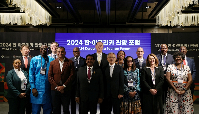 Menteri Kebudayaan, Olahraga, dan Pariwisata, Yu In Chon (kelima dari kiri di baris depan) hadir dalam Forum Pariwisata Korea-Afrika Tahun 2024 yang digelar pada tanggal 3 Juni 2024 di Hotel Foue Seasons, Jongno-gu, Seoul. Berbagai pejabat penting Afrika hadir dalam acara tersebut, salah satunya adalah Presiden Mauritius, Prithvirajsing Roopun (keempat dari kiri di baris depan). (Jeon Han)