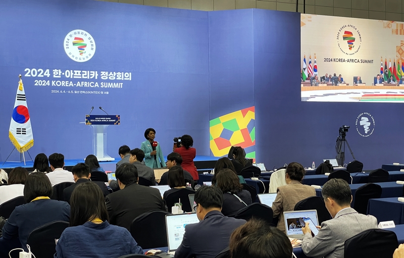 Para wartawan dari dalam dan luar Korea terlihat berkumpul di Media Center KTT Korea-Afrika yang digelar mulai tanggal 4 Juni 2024.