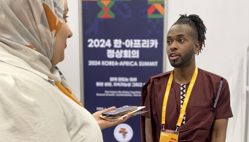 Penyiar asal Rwanda bernama Maronko Moise yang berada di Media Center KTT Korea-Afrika berkata kepada Wartawan Korea.net yang bernama Israa Mohamed, Saya merasa seakan pulang ke kampung halaman karena melihat ada banyak orang Afrika berkumpul di satu tempat seperti ini. Saya berharap kerja sama antara Korea dengan Afrika dapat terjalin dengan lancar terutama melalui gelaran KTT Korea-Afrika pertama ini.