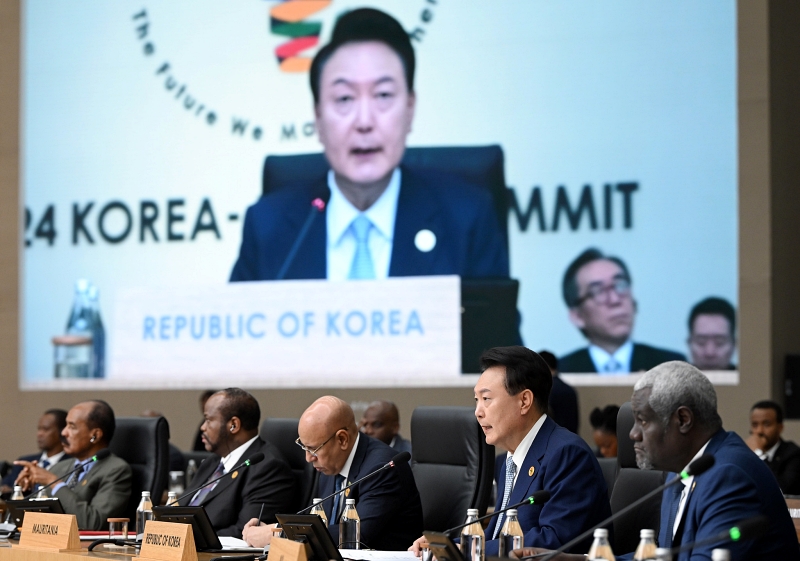 Presiden Yoon Suk Yeol (kedua dari kanan) terlihat sedang memberikan kata sambutan pada upacara pembukaan KTT (Konferensi Tingkat Tinggi) Korea-Afrika tahun 2024 yang digelar pada tanggal 4 Juni 2024. KTT yang dihadiri oleh delegasi dari 48 negara Afrika ini akan digelar hingga tanggal 5 Juni 2024. (Kang Min Seok, Kantor Kepresidenan Republik Korea)