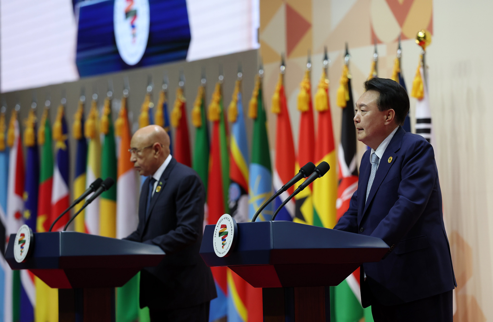 Presiden Yoon Suk Yeol (kanan) dan Ketua Uni Afrika sekaligus Presiden Mauritania, Mohamed Ould Ghazouani terlihat sedang memberikan pernyataan bersama pada tanggal 4 Juni 2024 setelah gelaran KTT Korea-Afrika tahun 2024 yang digelar di KINTEX, Kota Goyang, Provinsi Gyeonggi. (Jeon Han)