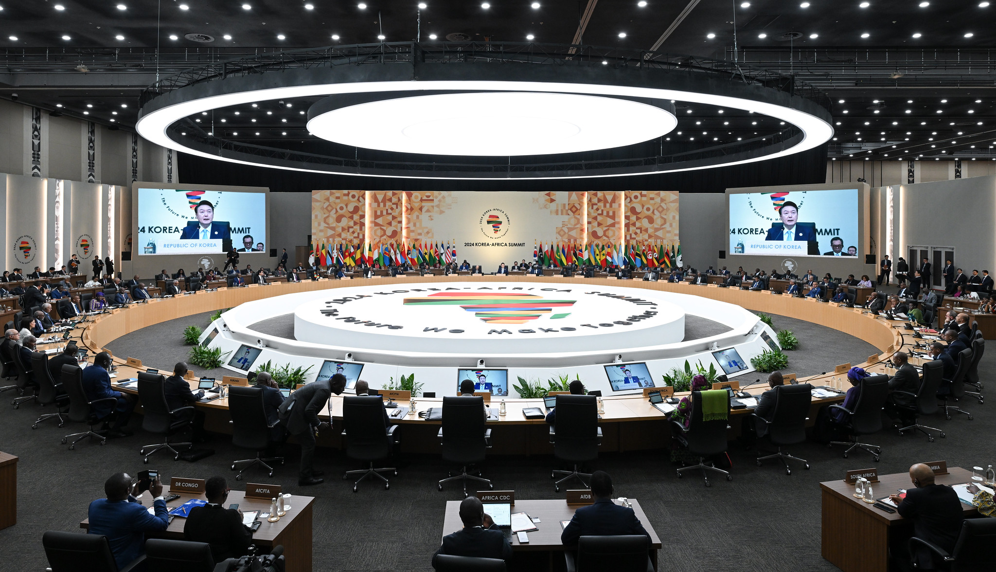 Foto di atas menunjukkan suasana upacara pembukaan KTT Korea-Afrika yang digelar pada tanggal 4 Juni 2024. (Kang Min Seok, Kantor Kepresidenan Republik Korea)