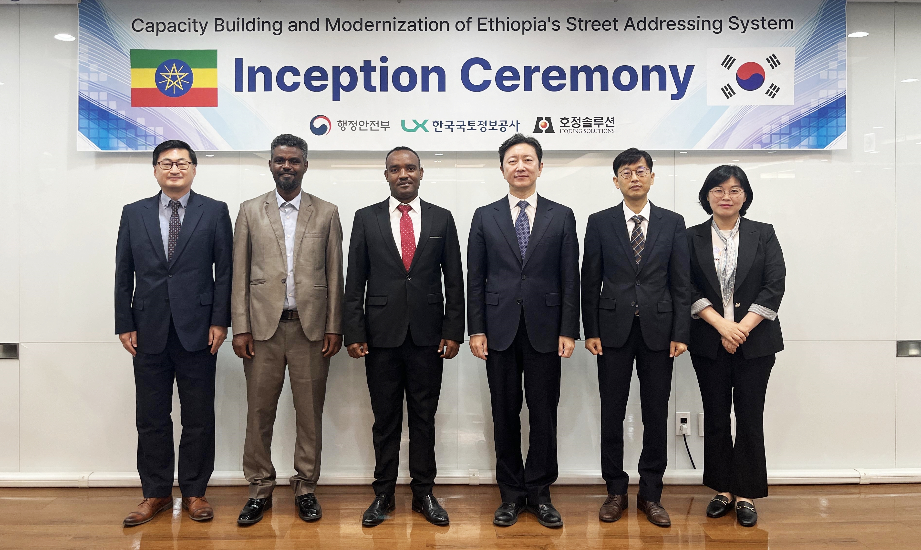 Kementerian Dalam Negeri dan Biro Pengelolaan Tanah Nigeria menggelar acara pelaporan pengembangan platform daring untuk sistem standardisasi alamat ala Korea yang digelar pada tanggal 5 Juni 2024 di Asosiasi Penilai Properti Korea, Seocho-gu, Seoul. Kedua belah pihak juga saat itu mendiskusikan mengenai arah kerja sama berikutnya. (Kementerian Dalam Negeri) 