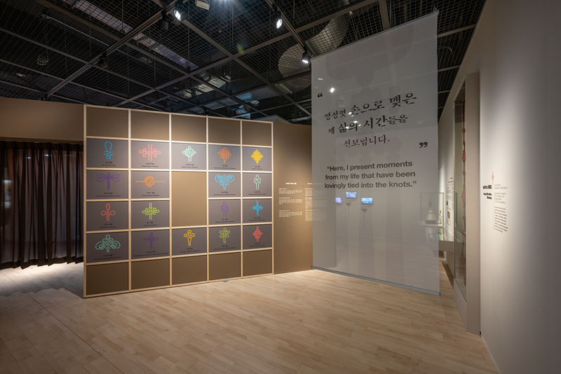 Foto di atas menunjukkan pameran Traditional Decorative Knots, Maedeup: Donated Works by Lee Bu Ja yang diselenggarakan di Museum Nasional Rakyat Korea mulai tanggal 5 September hingga 6 November 2023. (Museum Nasional Rakyat Korea) 