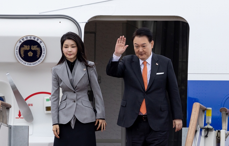 Presiden Yoon Suk Yeol (kanan) dan Ibu Negara Kim Keon Hee terlihat sedang memberikan salam saat menaiki Air Force One untuk kunjungan ke Belanda pada bulan Desember 2023 di Bandara Seoul, Seongnam, Provinsi Gyeonggi. (Korea.net DB) 