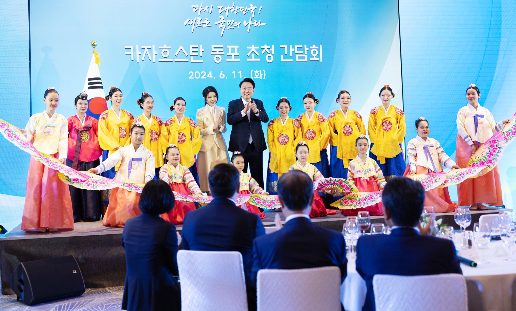 Presiden Yoon Suk Yeol dan Ibu Negara Kim Keon Hee berfoto bersama para penari remaja setelah menonton pertunjukan mereka dalam Dialog Bersama Diaspora Korea di Kazakstan yang digelar pada tanggal 11 Juni 2024 (waktu setempat) di sebuah hotel yang terletak di Kota Astana. (Yonhap News) 