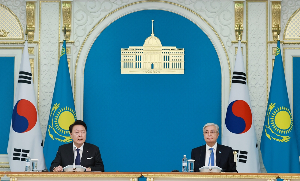 Presiden Yoon Suk Yeol (kiri) terlihat sedang memberikan pidato pada konferensi pers yang digelar setelah KTT Korea-Kazakstan bersama Presiden Kazakstan Kassym-Jomart Tokayev pada tanggal 12 Juni 2024 (waktu setempat) di Istana Kepresidenan Kazakstan di Astana. (Yonhap News)