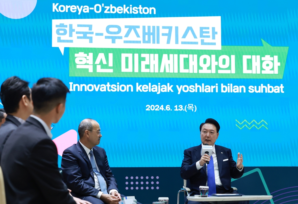 Presiden Yoon Suk Yeol terlihat sedang berbicara dalam Dialog dengan Generasi Masa Depan Inovatif Korea dan Uzbekistan yang digelar pada tanggal 13 Juni 2024 (waktu setempat) di Pusat Inovasi Kewirausahaan yang terletak di Tashkent, Uzbekistan. (Yonhap News) 